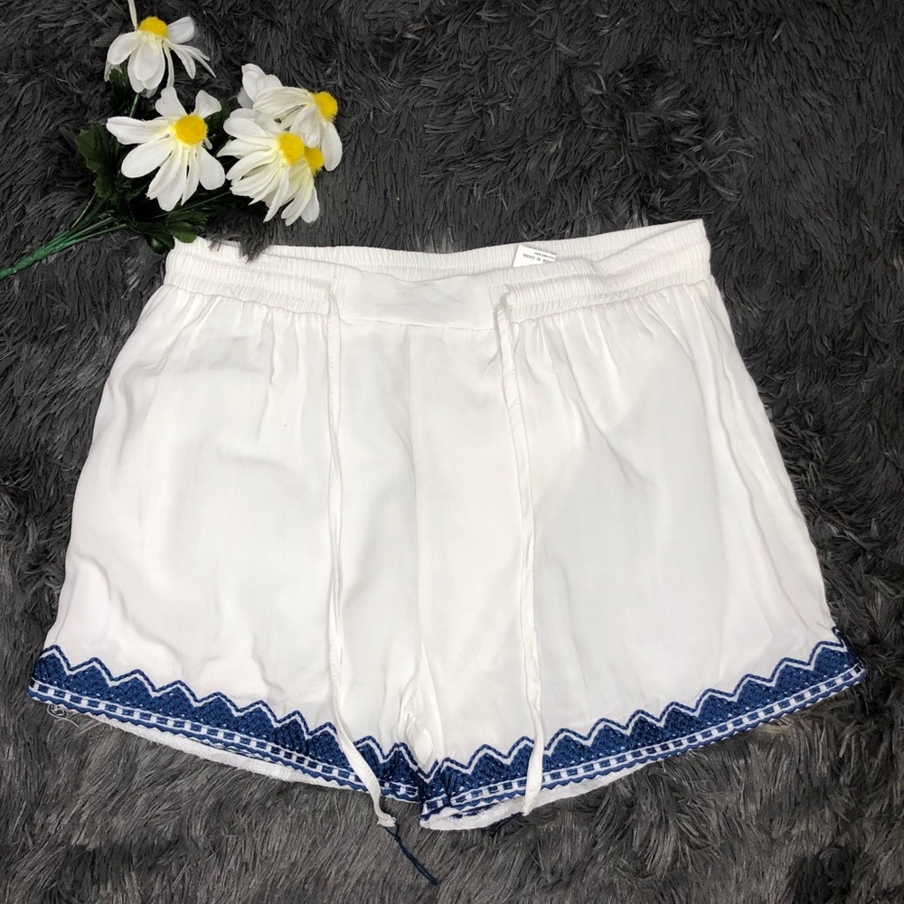 BOUTIQUE INTO White Blue Trim Rayon Slip On Shorts